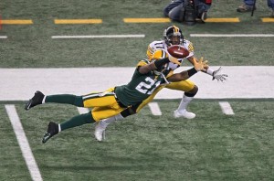 packers-cornerback-charles-woodson-defends-steelers-mike-wallace-in-super-bowl-45-
