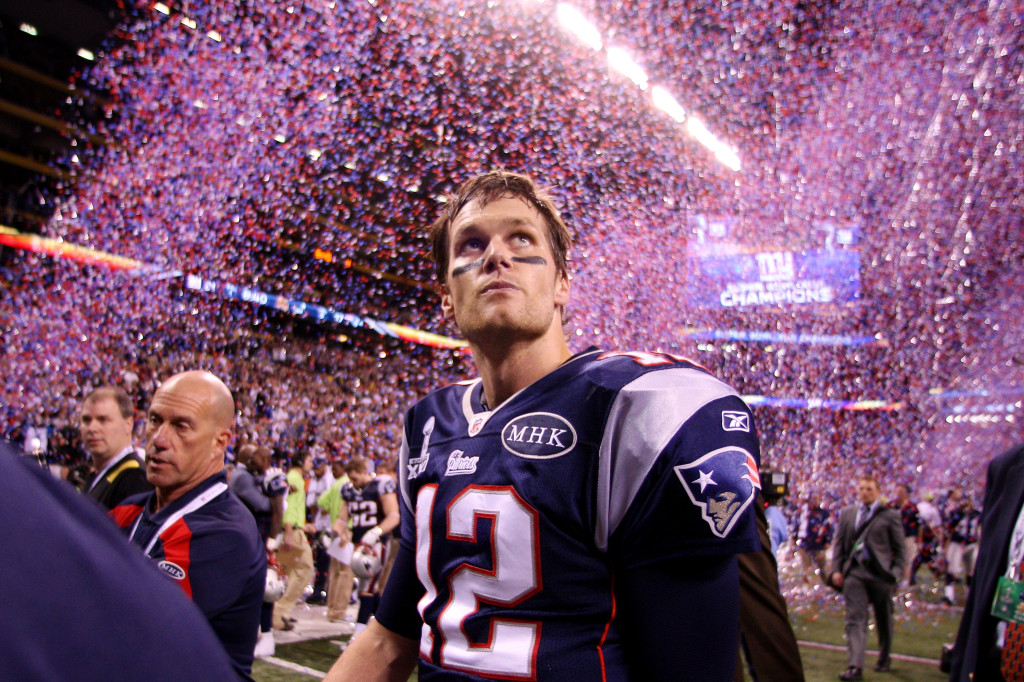 Ο Brady αποχωρεί βλέποντας το κονφετί να πέφτει για τους Giants το Φεβρουάριο του 2012.
