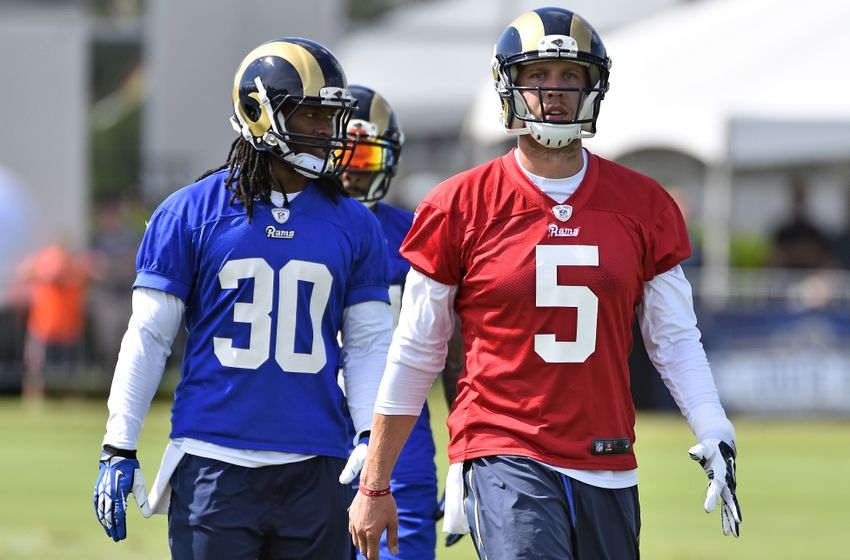 nick-foles-todd-gurley-nfl-st.-louis-rams-training-camp-850x560