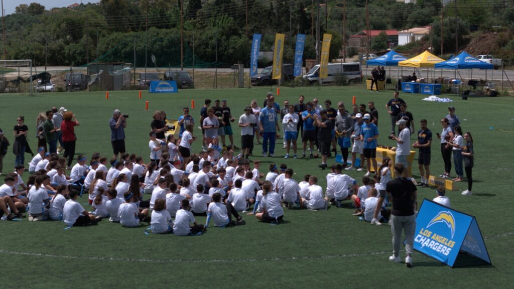Εκατοντάδες παιδιά συμμετείχαν στο πρώτο NFL Flag Football Camp στη Μεσσηνία από τους Los Angeles Chargers.